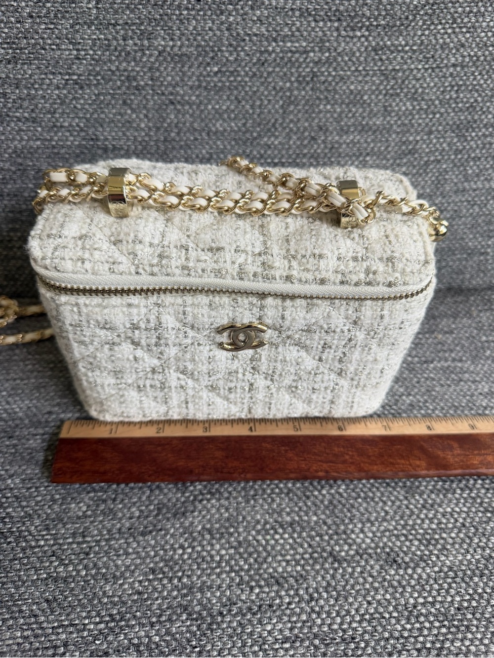 CHANEL MAKEUP Ivory Tweed Shoulder Bag with Gold Chain - Picture 9 of 11
